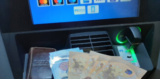 Ein Mann hält Euro-Scheine in der Hand, die er gerade vom Geldautomaten abgehoben hat. Bürgergeldempfänger sollen bald kein Bargeld mehr erhalten.