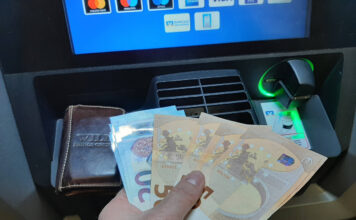 Ein Mann hält Euro-Scheine in der Hand, die er gerade vom Geldautomaten abgehoben hat. Bürgergeldempfänger sollen bald kein Bargeld mehr erhalten.