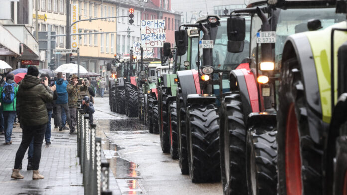Ein Korso von Traktoren, mit dem die Bauern zu einem Mega-Streik aufrufen.