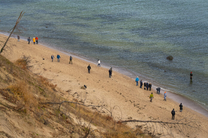 Besucher am Strand.