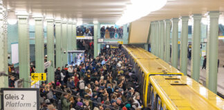 Ein Überfüllter Bahnsteig der Linie U5 in Berlin am Alexanderplatz.