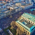 Eine große Menge an Menschen auf einer Karlsruher Demo mit Tausenden durch die Innenstadt