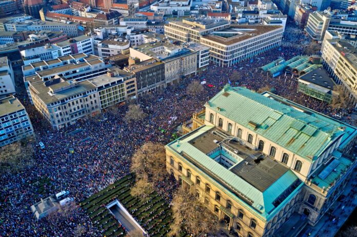Eine große Menge an Menschen auf einer Karlsruher Demo mit Tausenden durch die Innenstadt