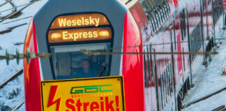 Ein Zug mit einem "Streik"-Schild fährt aus einem Bahnhof aus.