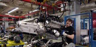 Mechaniker bei der Montage des Motors an das Fahrwerk - Produktion der S Klasse des Autobauers Mercedes Benz im Werk der DaimlerChrysler AG in Sindelfingen