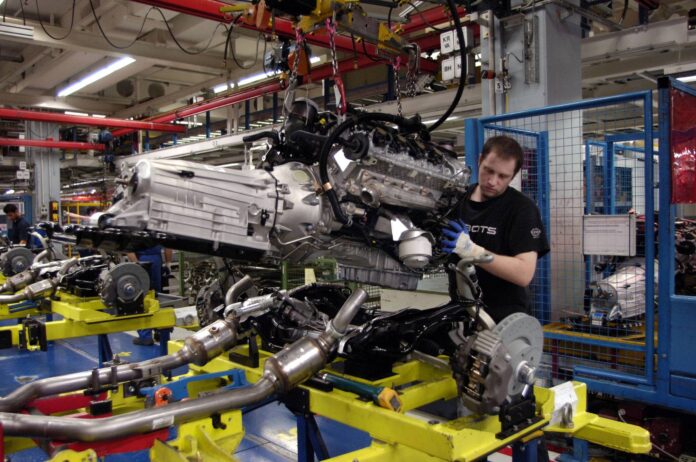 Mechaniker bei der Montage des Motors an das Fahrwerk - Produktion der S Klasse des Autobauers Mercedes Benz im Werk der DaimlerChrysler AG in Sindelfingen