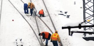 Die Mitarbeiter der Deutschen Bahn und Gleisarbeiter beheben einen Defekt am Schienenetzwerk