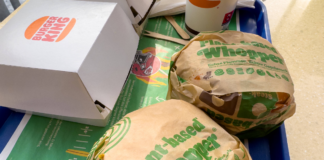 Zwei eingepackte vegane Burger von Burger King