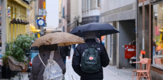 Menschen mit Regenschirmen bei Regen in der Stadt