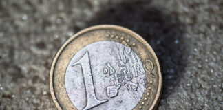Eine 1-Euro Münze auf dem Boden