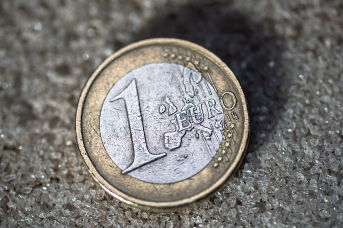 Eine 1-Euro Münze auf dem Boden