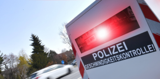 Polizei Blitzer auf einer Autobahn. Deutschlandweit soll es jetzt ein Blitzer-Marathon geben.