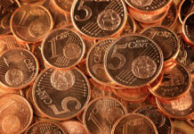 Es liegen dort ganz viele 1-Cent, 2-Cent und 5-Cent-Münzen auf einem Stapel.