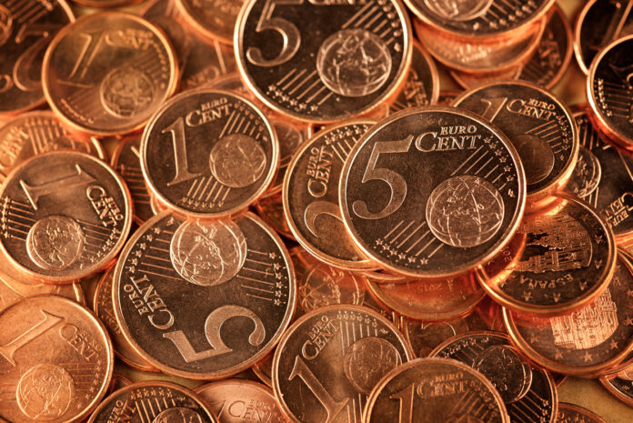 Es liegen dort ganz viele 1-Cent, 2-Cent und 5-Cent-Münzen auf einem Stapel.