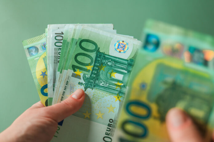 Eine weibliche Hand hält mehrere Hundert-Euro-Scheine. Nun wurde der nächste Zuschuss freigegeben.