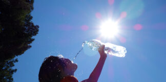 Junge trinkt Wasser in der Sonne. Seit Aufzeichnungsbeginn ist dies der heißeste Januar. Bald soll eine Hitzewelle kommen.