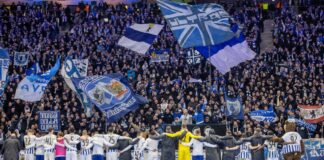 Die Spieler des Karlsruher SC stehen nach einem Fußball Spiel vor ihren Fans und feiern