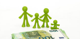 Eine Familie als grüne Figuren, vor denen sich einige 100-Euro-Scheine befinden.
