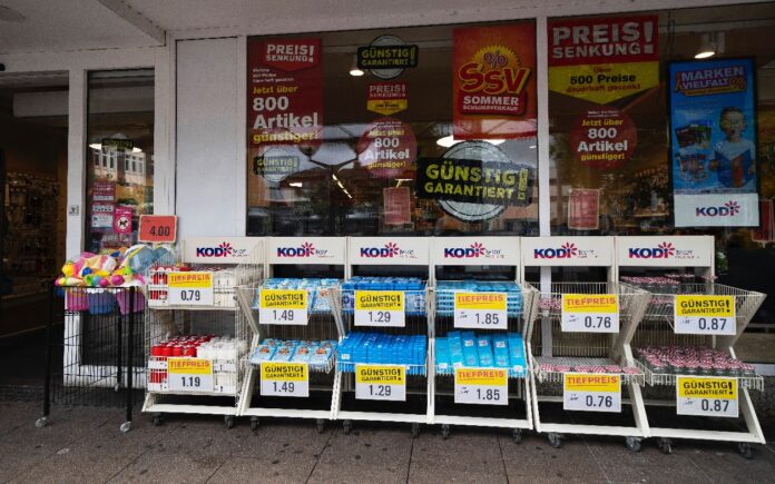 Die Produkte bei dem Geschäft Kodi sind stark reduziert. Vor dem Geschäft stehen mehrere Körbe mit den Artikeln und Preisschildern des Discounters.