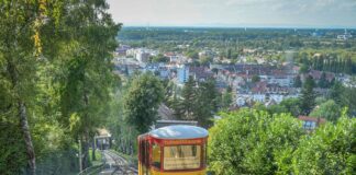 Deutschlands älteste Seilbahn fährt durch Karlsruhe