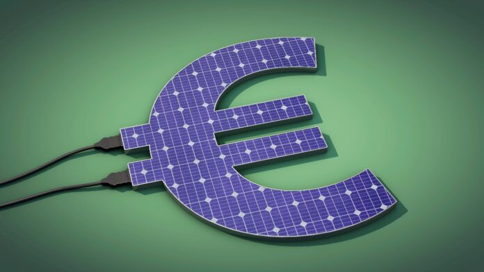 Ein blaues Eurozeichen aus Solarzellen liegt auf einem grünen Hintergrund.