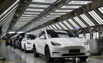 Tesla E-Autos am Fließband in Werkstatt.
