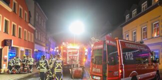 Ein Einsatz der Feuerwehr mit vielen Einsatzfahrzeugen in der Nacht