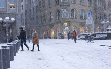 Ein verschneiter Tag in einer Großstadt. Eine arktische Kältewelle kommt nach Deutschland.