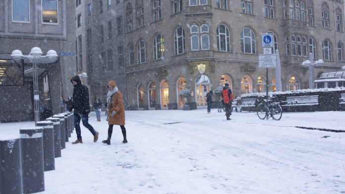 Ein verschneiter Tag in einer Großstadt. Eine arktische Kältewelle kommt nach Deutschland.