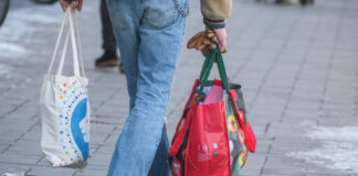 Eine Frau trägt Einkaufstaschen. Nun gibt es Pläne für das Aus vom Bürgergeld.