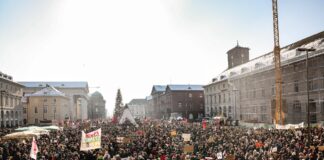 Zahlreiche Menschen kommen auf einer Demonstration in Karlsruhe in der Innenstadt zusammen