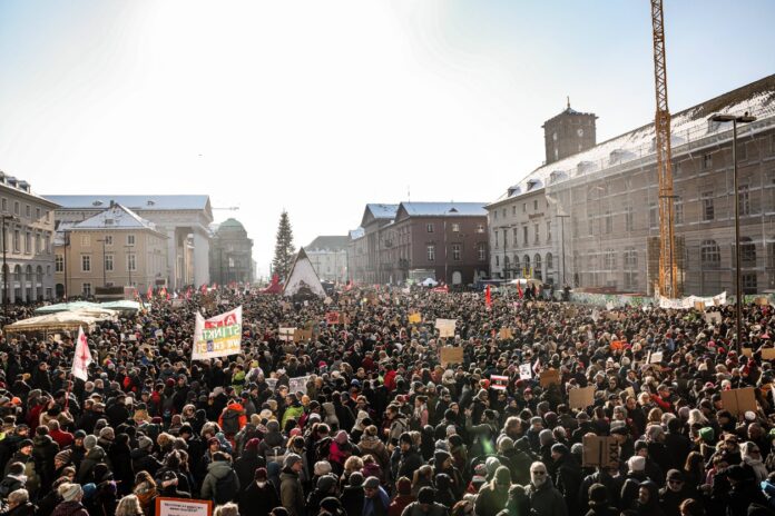 Zahlreiche Menschen kommen auf einer Demonstration in Karlsruhe in der Innenstadt zusammen