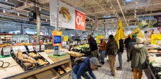 Kunden in Supermarkt greifen bei Schnäppchen in der Obstabteilung zu.