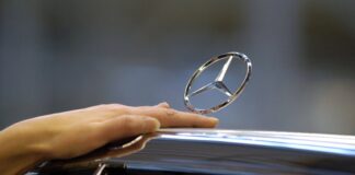 Ein Mercedes-Stern auf der Motorhaube eines Fahrzeugs.