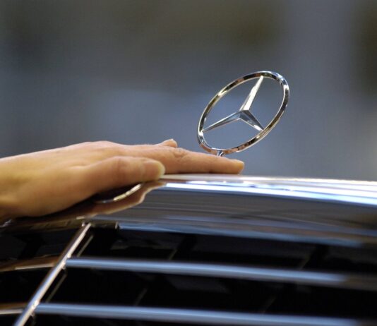 Ein Mercedes-Stern auf der Motorhaube eines Fahrzeugs.