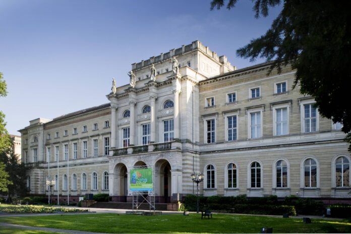 Das Naturkundemuseum von Karlsruhe in der Frontansicht am Tag