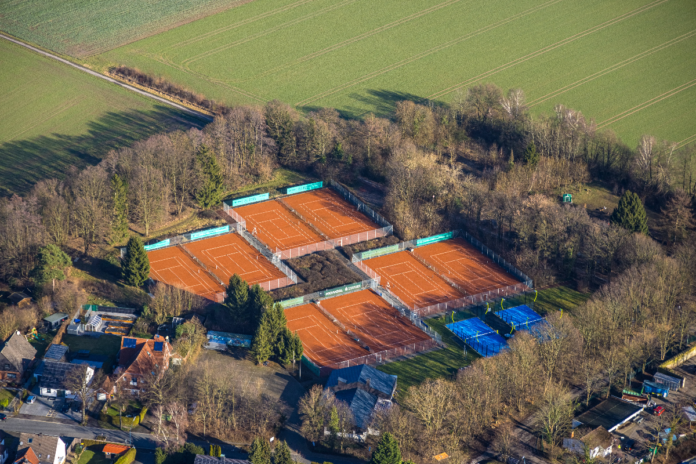 Eine Luftaufnahme von einem Tennisplatz in Baden-Württemberg