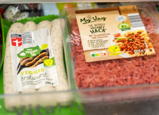 In einem Gefrierfach befinden sich veganes Hack und vegane Wurst. Im Hintergrund und unter den beiden Packungen erkennt man weitere vegetarische Produkte.