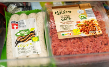 In einem Gefrierfach befinden sich veganes Hack und vegane Wurst. Im Hintergrund und unter den beiden Packungen erkennt man weitere vegetarische Produkte.