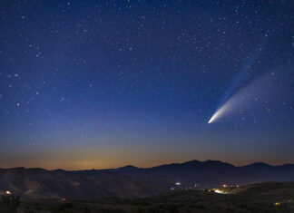 Ein Komet verglüht am Horizont. Ein Himmelsspektakel wird über Deutschland erwartet.