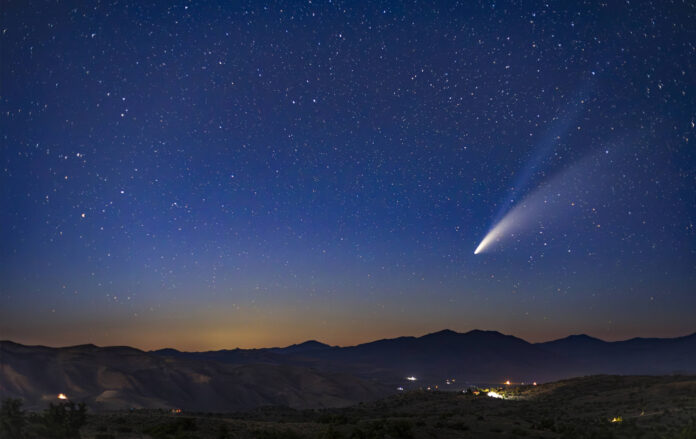 Ein Komet verglüht am Horizont. Ein Himmelsspektakel wird über Deutschland erwartet.