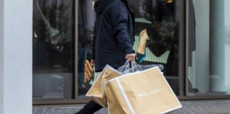 Ein Mann mit Einkaufstüten in einer Stadt