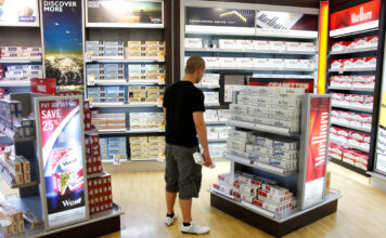 Zigaretten in einem Duty-Free Shop.