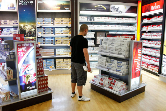 Zigaretten in einem Duty-Free Shop.