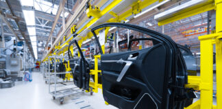 Autotüren hängen am Laufband in einer Autoproduktionsfabrik. Ein deutscher Autobauer hat nun Insolvenz angemeldet.