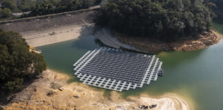 Eine Solaranlage an einem See in Hong Kong
