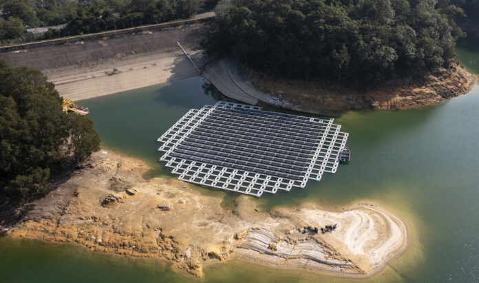 Eine Solaranlage an einem See in Hong Kong