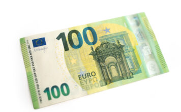 Ein 100-Euro-Schein auf weißem Hintergrund. Die Markierungen und Wasserzeichen sind zu sehen. Auch der Kontrollstreifen an der Seite ist sichtbar.