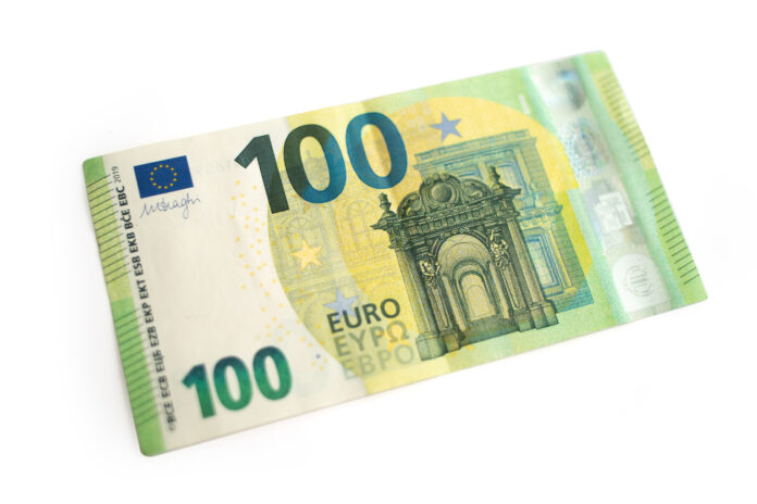 Ein 100-Euro-Schein auf weißem Hintergrund. Die Markierungen und Wasserzeichen sind zu sehen. Auch der Kontrollstreifen an der Seite ist sichtbar.