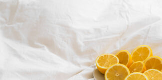 Aufgeschnittene Zitronen auf einem Bett.